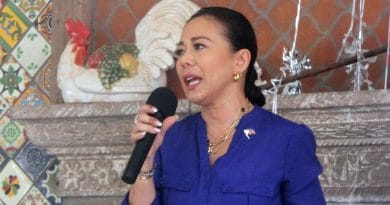 Honorary Consul Jenny Lynn M. Ho-Vijungco speaking to Filipino community leaders at a meet and greet in Arizona.