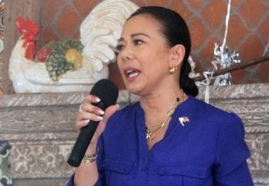 Honorary Consul Jenny Lynn M. Ho-Vijungco speaking to Filipino community leaders at a meet and greet in Arizona.