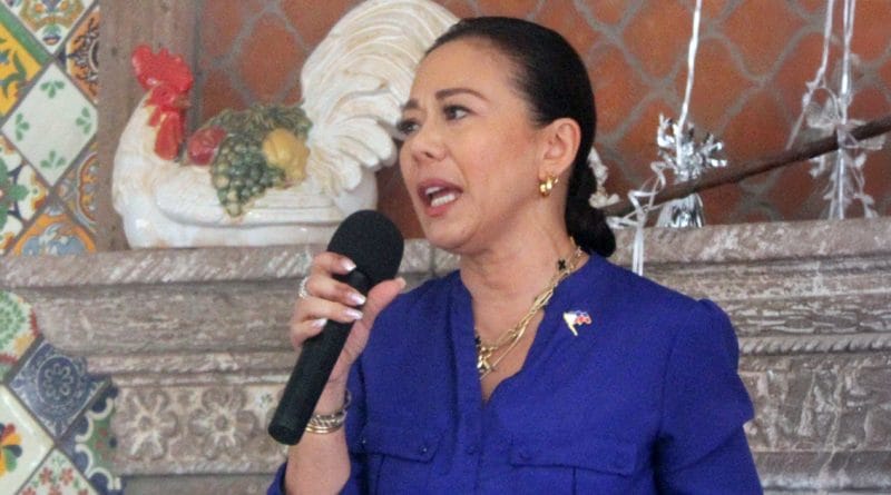 Honorary Consul Jenny Lynn M. Ho-Vijungco speaking to Filipino community leaders at a meet and greet in Arizona.